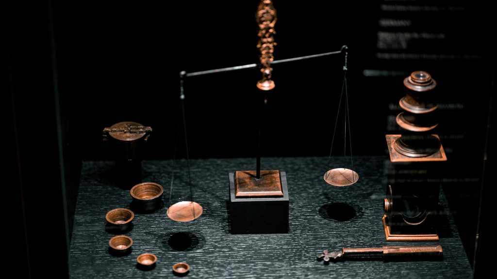 A photograph showing a balance scale at Montreal Museum of Fine Arts