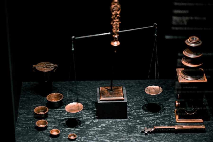 A photograph showing a balance scale at Montreal Museum of Fine Arts
